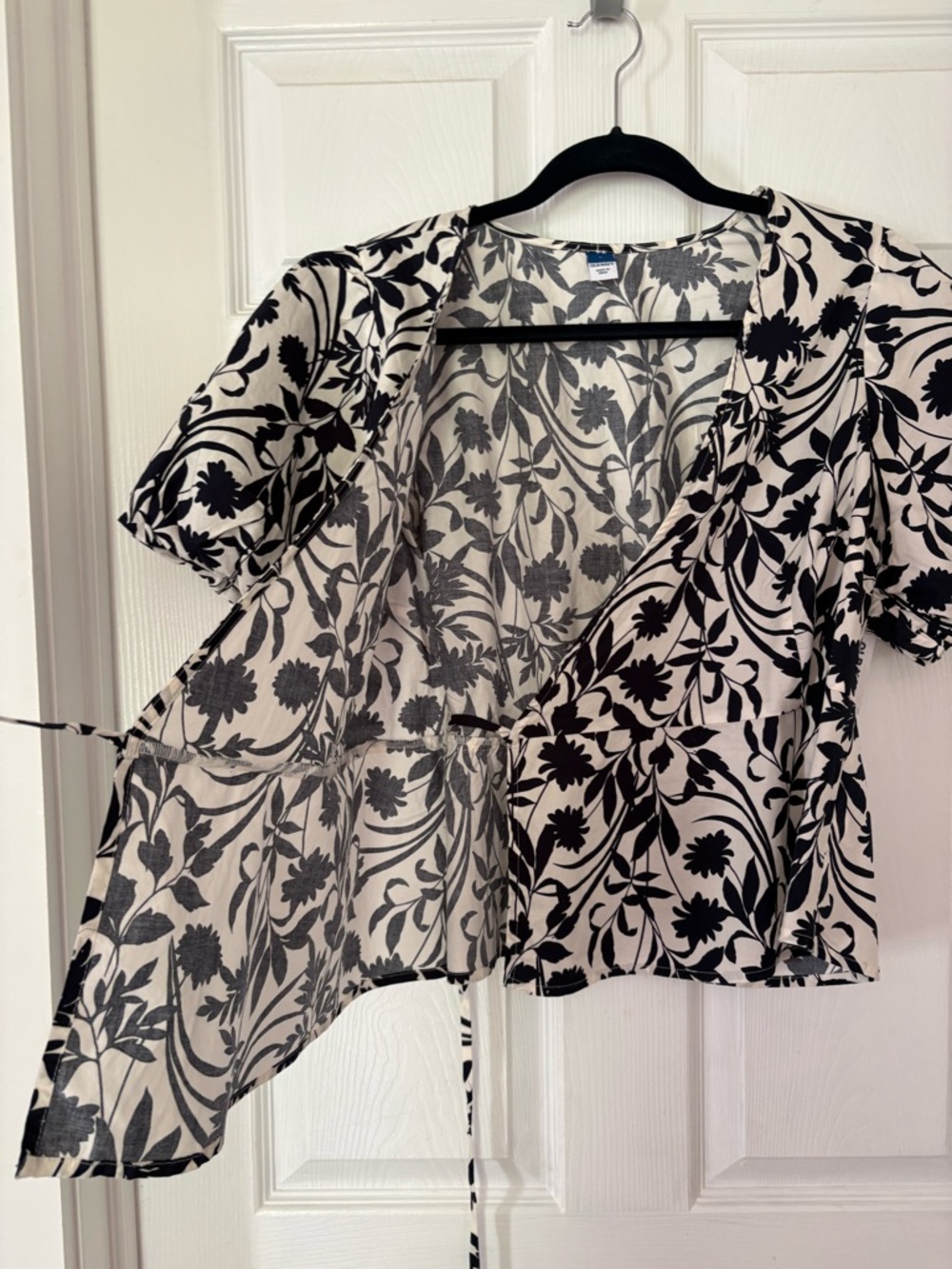 NWT Old Navy Navy White Floral Wrap Top Puff Sleeve Tie Waist - Picture 7 of 15